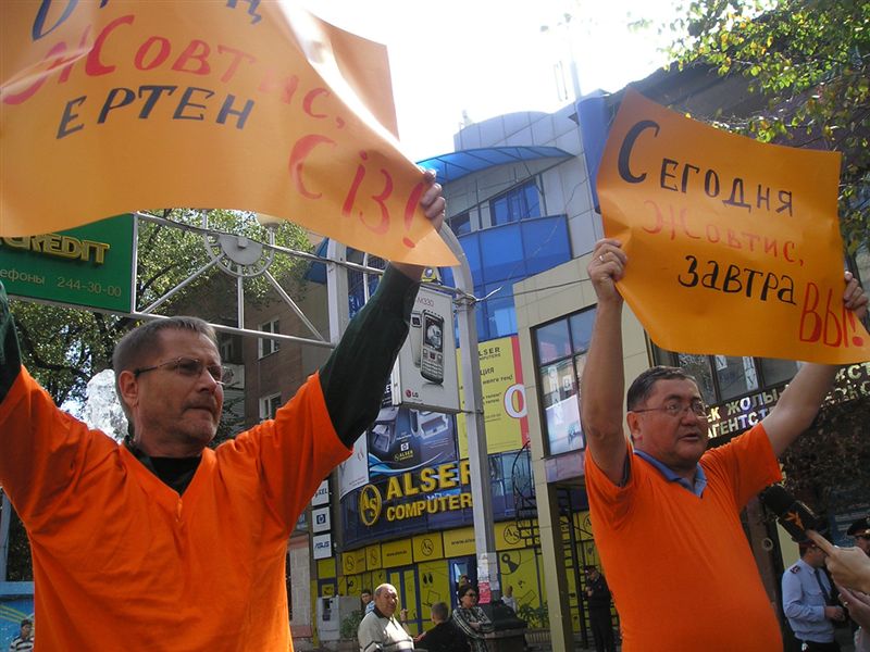 За акцией протеста Дуванова и Сарсенбайулы прокурор и полицейские наблюдали молча 